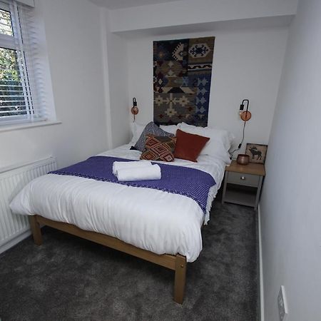 Apartment 3 Broadhurst Court Sleeps 4 Minutes From Town Centre & Train Stockport Exterior photo